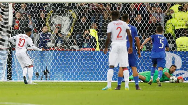 Buffon se estira y le ataja el penal a Lacazette