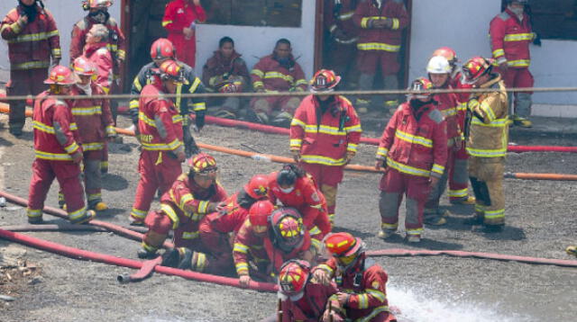 Los bomberos tienen que luchar contra el fuego y contra el olvido del Estado