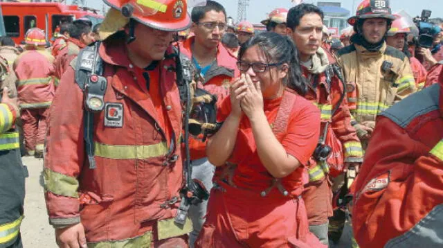 Bomberos fallecieron tratando de rescatar a trabajadores atrapados en fábrica de calzados en El Agustino