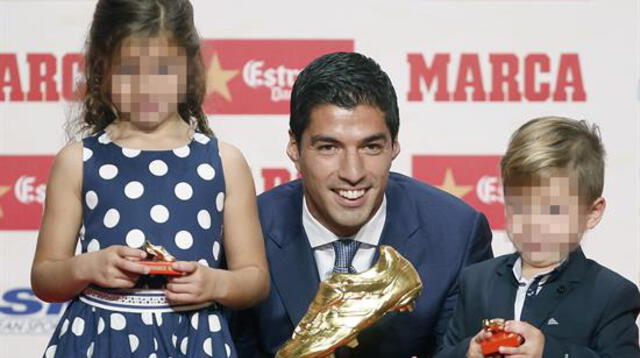 Muy emocionado Suárez posa  junto a sus hijos  Delfina y Benjamín. FOTO:EFE