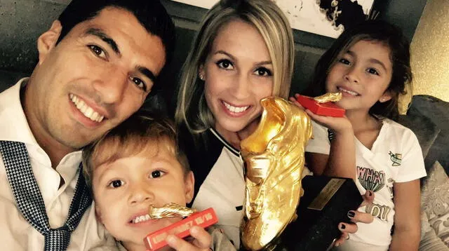 Luis Suárez posa contento con sus esposa e hijos. FOTO: EFE