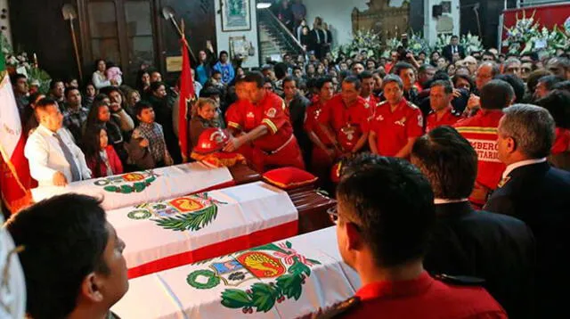 los héroes de rojo están siendo sepultados en Huachipa