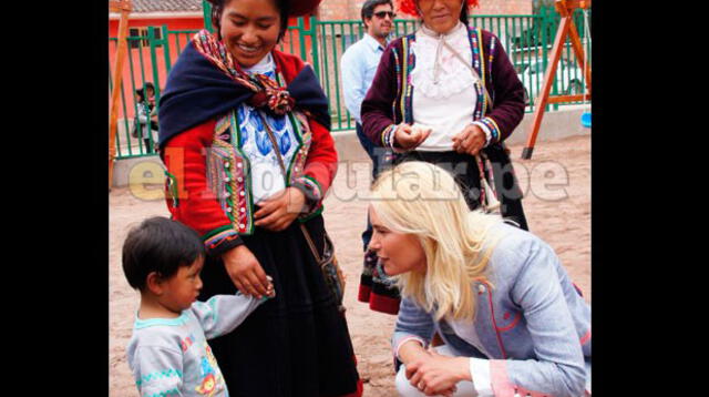 Valeria Mazza con los niños de Urubamba