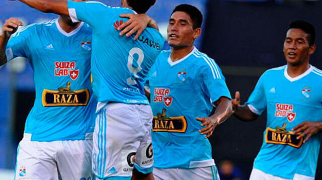 Ifrán ofrece una de sus conquistas a los hinchas de su equipo, acompañado por Bernaola y el lateral Céspedes