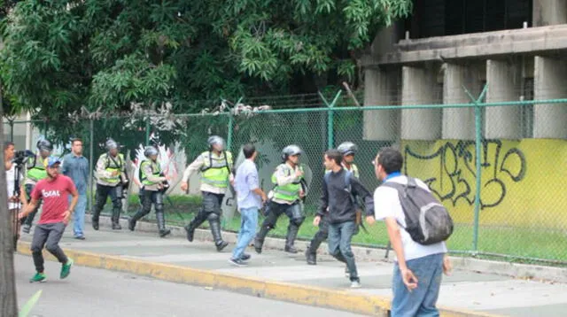 Crisis en Venezuela: miles de estudiantes se enfrentan a la policía en Caracas y otras ciudades