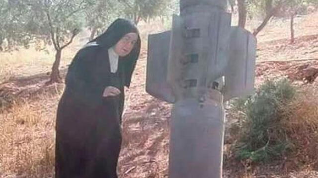 Monja mira con detenimiento el misil que no estalló en el convento de Alepo, en Siria