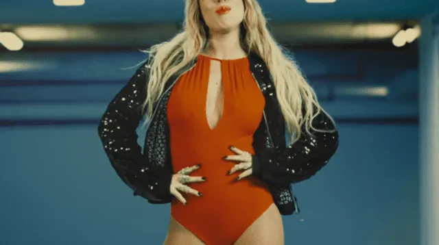 La colorada dejó en claro que tiene una figura de infarto en su videoclip 