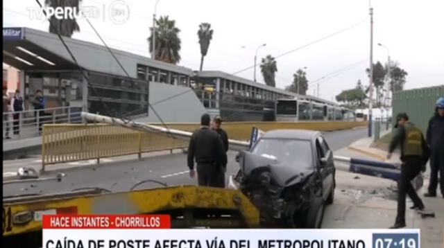 Choque de autos provoca caída de poste que afecto el Metropolitano