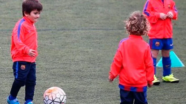 El pequeño le sigue los pasos a su padre