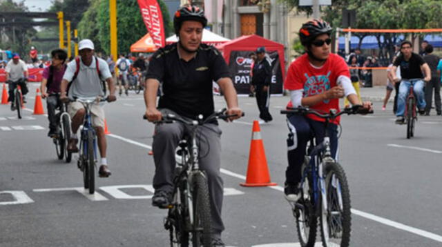 Realizan desfile de moda en bicicletas en el Centro Histórico de Lima