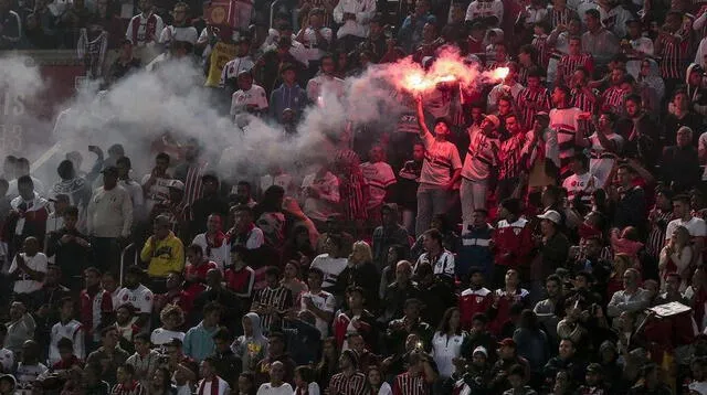 El hincha se para de sus asientos para aplaudir al peruano