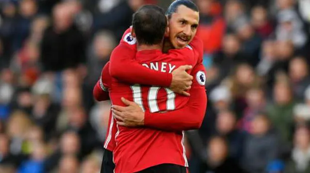 Festeja Zlatan con Rooney su gol en la victoria 3-1 ante Swansea City.
