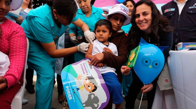 Ministra de Salud durante campaña contra la sarampión y la rubéola