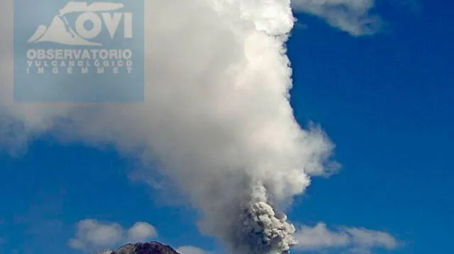 Columna de humo del volcán Sabancaya