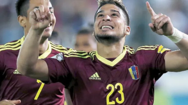 Kouffati celebra el primer gol de su equipo en el arco boliviano