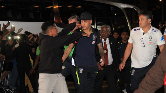 Un hincha trató de abrazar a Neymar