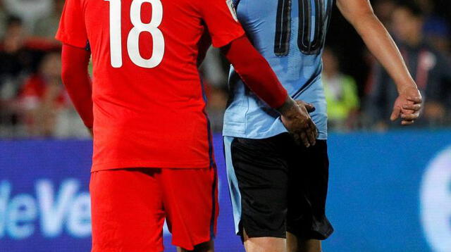 El chileno toca al uruguayo