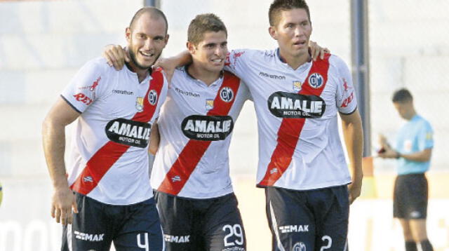 Zela celebra su gol con Corzo y Contreras