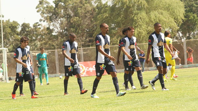 Así cabizbajos se retiran los jugadores grones tras la goleada e eliminación de los play off