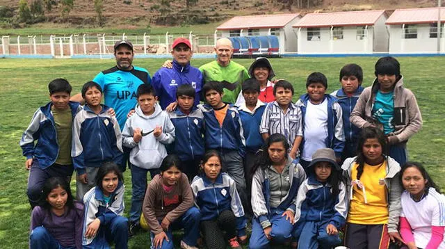 Teddy Cardama junto a su comando técnico felices con la visita de los niños de Pucyura