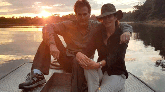 Junto a su esposo Rander Gerber en una lancha por el amazonas
