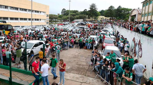 Hinchas rezaron por la memoria de sus jugadores