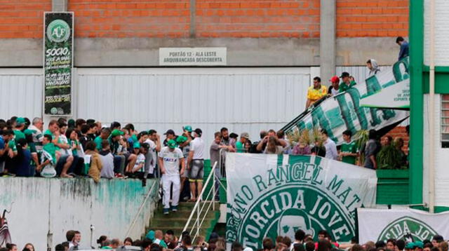 Hinchas rezaron por la memoria de sus jugadores