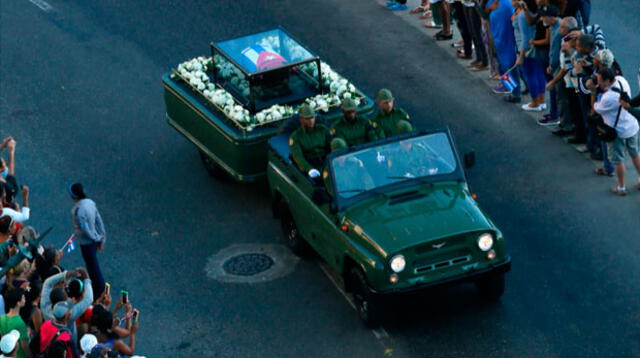 Un gran número de cubanos se congregaron para presenciar el paso del cortejo fúnebre