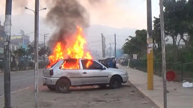 Incendio de autos durante protesta