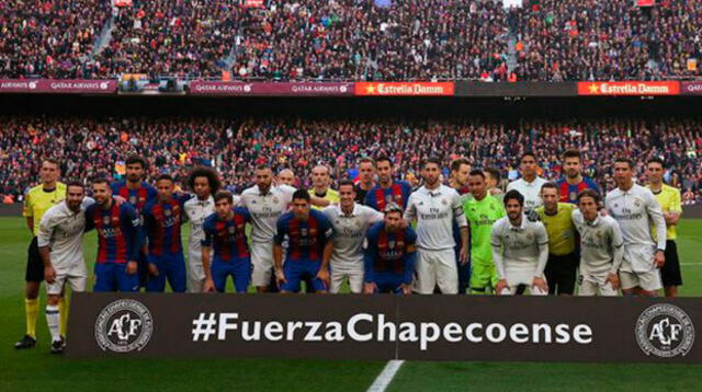 Los jugadores del Barcelona y  Real Madrid posan con el cartel: Fuerza Chapecoense