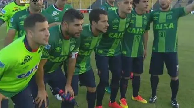 Los jugadores de San Lorenzo con la camiseta de Chapecoense