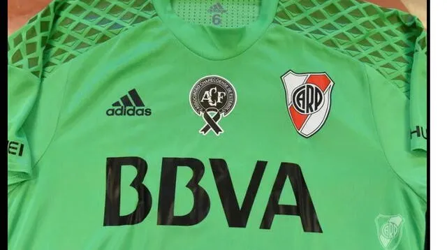 La camiseta de River en homenaje a Chapecoense