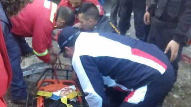 Policías y bomberos auxilian a heridos para llevarlos a nosocomio.