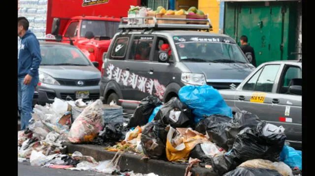 la Victoria amaneció llena de basura porque empresa de limpieza suspendió servicio