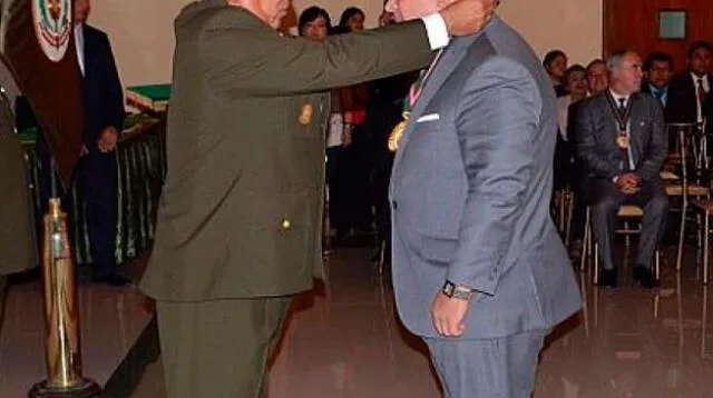 Ejercito del Perú condecoró a Andrés Hurtado, quien se sintió orgullos por el reconocimiento