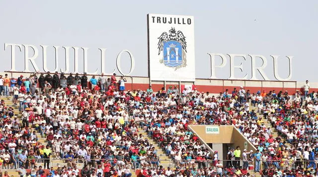 La hinchada crema se dio cita en gran número en Trujillo