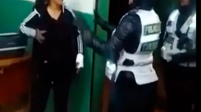 Mujer ebria golpea a su esposo y luego ataca a dos agentes en la comisaría en Arequipa