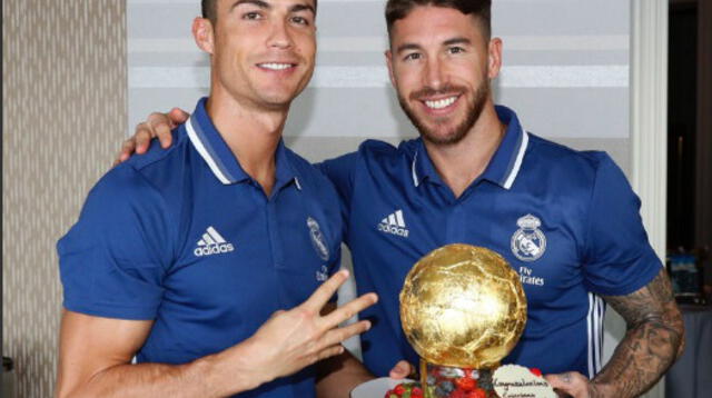 Ramos le entrega el Balón a Cristiano