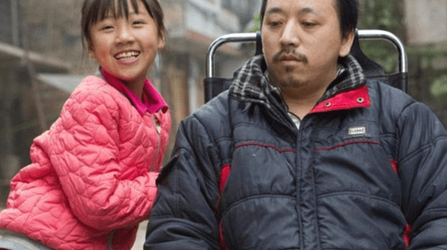 La menor ayuda y acompaña a todas partes a su padre La menor ayuda y acompaña a todas partes a su padre