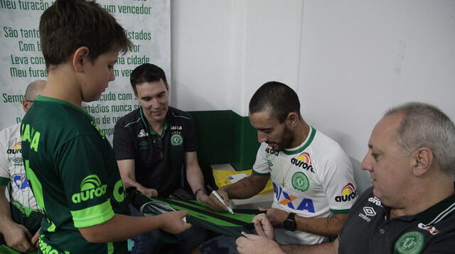 Ruschel firmó autógrafos a los hinchas