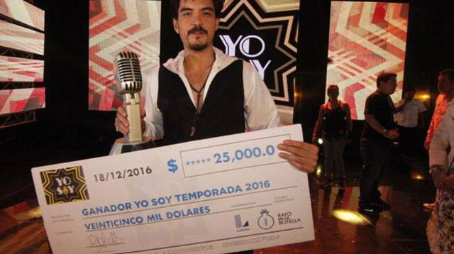 Sebastián Molina, ganador de Yo soy, con su cheque
