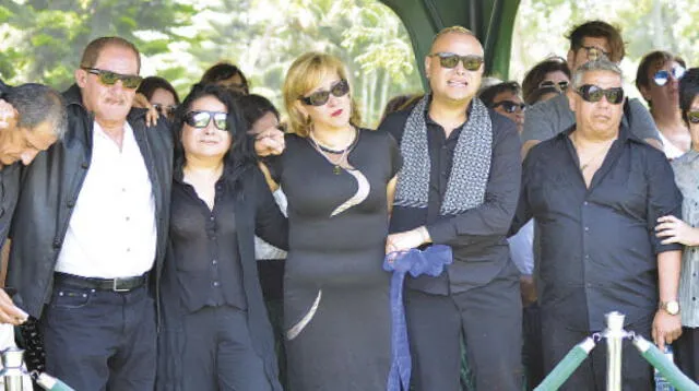 Carlos Cacho con su familia en el último adiós a su madre