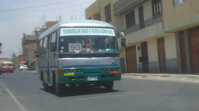El minibús fue interceptado por los malhechores en la avenida Internacional. 