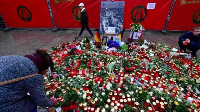 Ciudadanos dejan flores y velas por las víctimas del atentado en Berlín