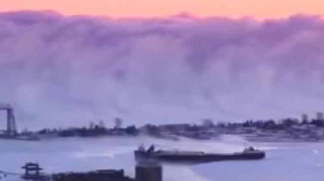  Niebla de aspecto apocalíptica cubre todo un lago