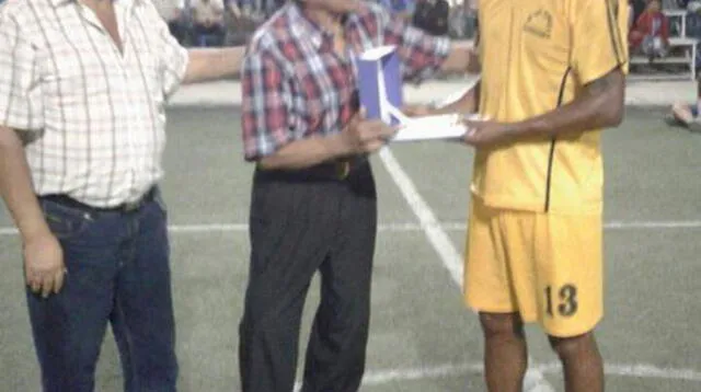 Evez Chávez del Sport Huancayo recibe emocionado premiación. FOTO:Fidel Valenzuela
