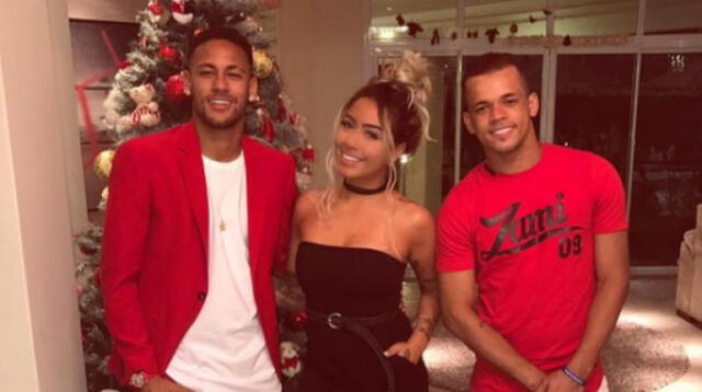 Neymar posa feliz con su familia en Brasil