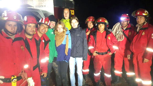 Los bomberos con los extranjeros rescatados