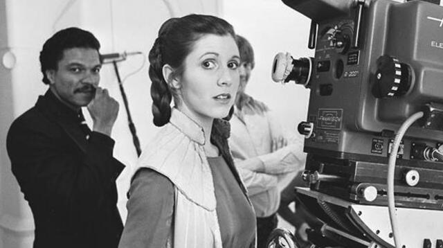 Actriz no tenía ni veinte años cuando aceptó ser la princesa Leia, papel que la hizo famosa