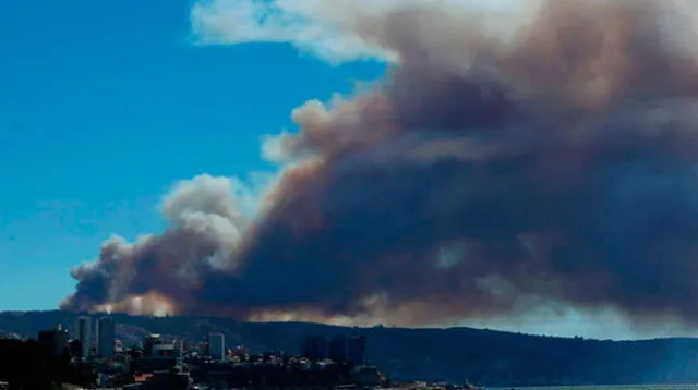 Más de 40 casas destruidas por incendio forestal en Valparaiso